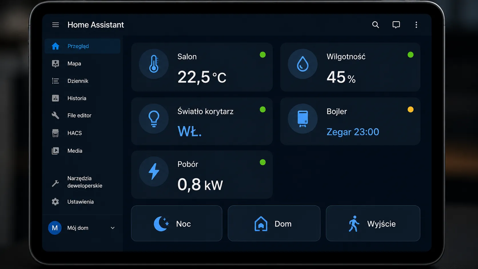 Pulpit Home Assistant na tablecie: status pokoju 22,5°C, wilgotność 45%, światło korytarz ON, bojler na zegarze 23:00, pobór 0,8 kW, sceny Noc/Dom/Wyjście